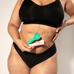 Je Joue - Mini Wibrator Pocisk Z Płaską Końcówką Serca Amour Zielony