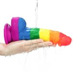 Lovetoy - Silikonowe Tęczowe Dildo Prider Z Jądrami I Przyssawką 20,5 cm