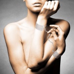 Niezwykła ozdoba kajdanki jak biżuteria - Bijoux Indiscrets Magnifique Handcuffs Srebrny