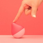 Podręczny stymulator łechtaczki - Iroha by Tenga Mini Ume Anzu Vibrator wiśnia